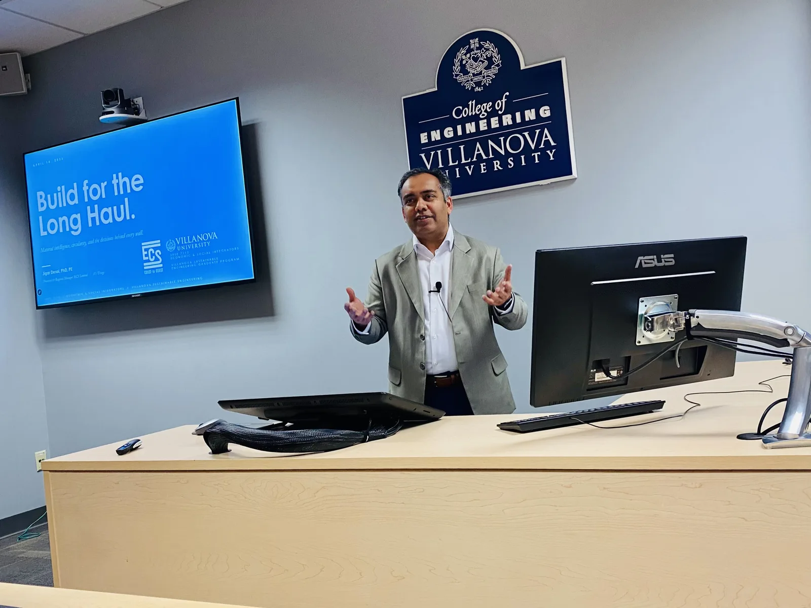 Jigar Desai guest lecturing at Villanova University College of Engineering